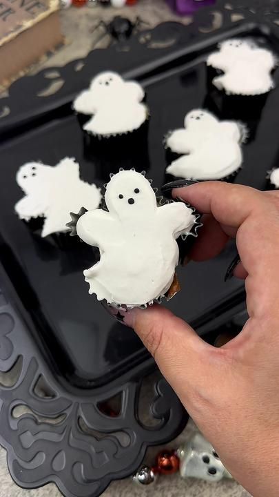 Ghost Recipes Halloween Treats, Ghost Shaped Cupcakes, Halloween Cupcakes Ghost, Ghost Cupcakes Halloween, Ghost Muffins, Ghost Desserts, Cheesecake Muffin, Shaped Cupcakes, Frost Cupcakes