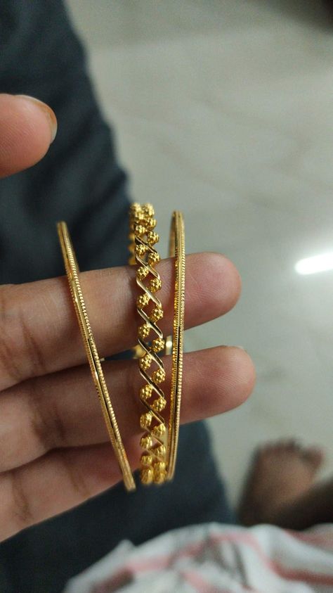 Daily Wear Bangles In Gold, Dailywear Bangles Gold, Daily Wear Gold Bangles Indian, Indian Gold Bangles, Simple Diamond Jewelry, Simple Gold Bangle, Plain Gold Bangles, Gold Jewelry Prom, Modern Bangle