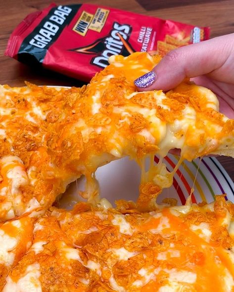 DORITOS MAC 'N' CHEESE PIZZA | Doritos + Mac 'N' Cheese = Pizza? 😍 🍕 Who would love this?! 👇 | By Planet Food - Facebook Mac N Cheese Pizza, Mac And Cheese Pizza, Chocolate Company, Mac N Cheese, Taste Testing, Spicy Recipes, Cheese Pizza, Main Meals, Nachos