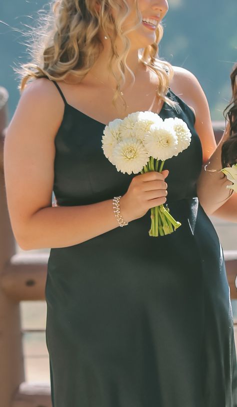 White dahlia bridesmaid bouquet Petite Bouquet, White And Green Wedding, Simple Wedding Bouquets, White Dahlia, Dahlia Bouquet, Bride Bouquet, Summer White, Bride Bouquets, Bridal Bouquets