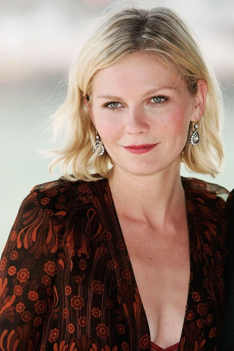 Kirsten Dunst's Best Beauty Moments Through the Years - 2005 Venice Film Festival Premiere of 'Elizabethtown' Kirsten Dunst Makeup, Kristen Dunst, Cherry Blossom Pictures, Blonde Actresses, Red Carpet Beauty, Gemma Arterton, Logan Lerman, Actrices Hollywood, Kirsten Dunst