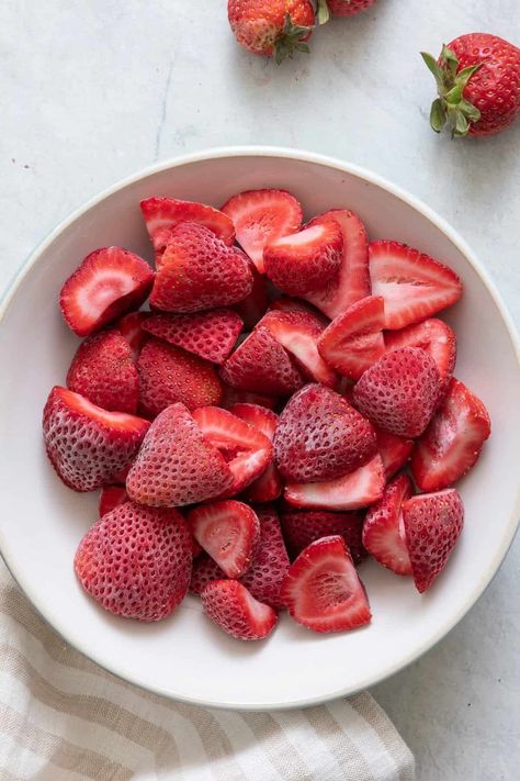 What To Do With Strawberries, Freeze Strawberries, Creamy Popsicles, Freezing Strawberries, Frozen Yogurt Popsicles, Cottage Cheese Ice Cream, Cottage Cheese Desserts, Yogurt Benefits, Cheese Ice Cream