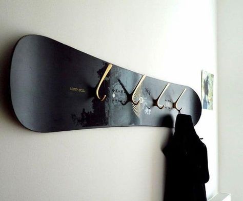 Skateboard Furniture, Hall Wardrobe, Old Skis, Apartment Dining Room, Mirror Dining Room, Upcycled Furniture Diy, Wall Mirror With Shelf, Hanger Diy, Diy Backpack