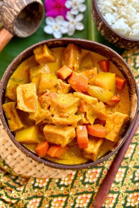 Thai Yellow Curry Vegetarian, Vegan Yellow Curry, Thai Dinner Recipes, Yellow Curry Recipe, Asian Cusine, Coconut Milk Sauce, Thai Dinner, Thai Vegan, Thai Yellow Curry