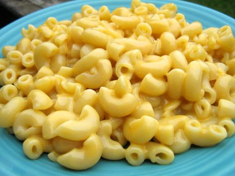 I found this on a different web site and thought I would bring it here. This really does taste like Krafts deluxe mac and cheese Deluxe Mac And Cheese Recipes, Kraft Deluxe Mac And Cheese, Mac And Cheese Recipes, Skylanders Birthday, Pasta Board, Cheez Whiz, Kraft Dinner, Cheese Whiz, Yummy Pasta