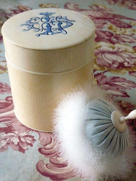 Vintage Powder Puff, Victorian Makeup, Body Powder Puff, Vintage Parfum, Powder Puffs, Easy To Draw, Vintage Cosmetics, Powder Box, Ancient Beauty