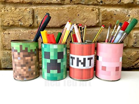 Minecraft Crafts - make this quick and easy Minecraft Desk Tidy - less then 5minutes from start to finish. Includes template! Desk Tidy Diy, Bedroom Ideas Minecraft, Minecraft Diy, Minecraft Bedroom Decor, Minecraft Decoration, Minecraft Printables, Minecraft Bedroom, Diy Minecraft, Minecraft Room