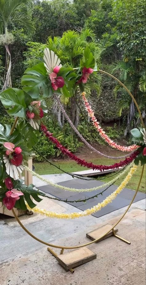 Lei Stand For Party, Lei Backdrop, Hawaiian Wedding Decorations, Flower Lei Diy, Lei Stand, Tropical Flowers Bouquet, Hawaii Themed Party, Lei Making, Aloha Collection