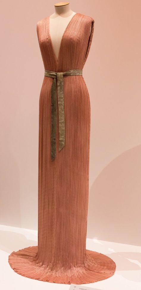 Fortuny pink pleated "Delfos" gown Fortuny Dress, Fortuny Delphos, Modern Gowns, Historical Fashion 1700s, Fortuny Pleats, Rome Fashion, Mariano Fortuny, Madame Gres, September Fashion