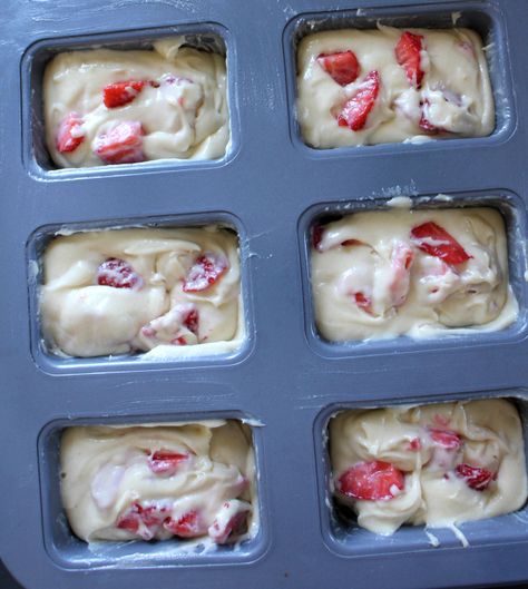 strawberry drizzle cakes Pampered Chef Brownie Pan Recipes, Strawberry Drizzle, Pampered Chef Brownie Pan, Mini Bread Loaves, Mini Loaf Cakes, Fresh Strawberry Recipes, Fresh Strawberry Cake, Mini Loaves, Epicure Recipes