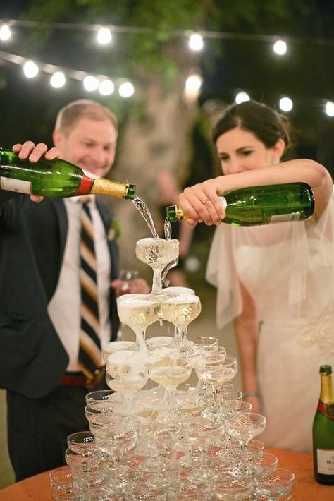 Torre de taças de champanhe Moda nos casamentos de antigamente, a torre de taças de champanhe é linda e dá um charme todo retrô na hora do brinde! Sem falar nas fotos maravilhosas da cascata… Champagne Fountain, Wedding G, Champagne Tower, Wedding Elements, Champagne Toast, Desert Wedding, Atlanta Wedding, Wedding Tablescapes, Tucson Az