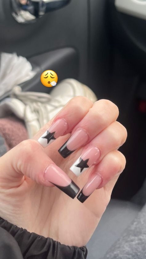 Star Acrylic Nails Coffin, 2ky Nails, Coffin Acrylic Nails Y2k, Coffin Acrylic Nails Stars, Y2k Easy Nails, Cute Retro Nails, Simple Concert Nails, Coffin Star Nails, Black Design Acrylic Nails