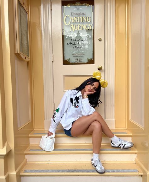 Me before fighting for my life… iykyk 🎡✨💛🐭🍿 Disney Winter Outfits, Disney Christmas Outfits, What To Wear To Disney, Disney Poses, Disney Picture Ideas, Disney Outfits Women, Theme Park Outfits, Mickey Mouse Outfit, Foto Disney