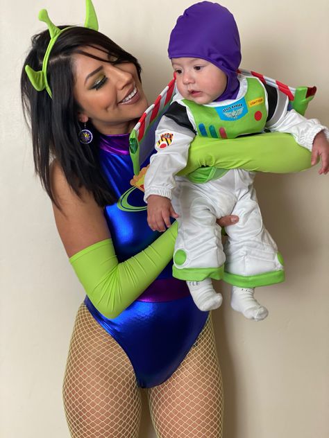 Buzz And Alien Costume, The Claw Costume Toy Story, Buzz Lightyear Family Costume, Disfraz Alien Toy Story, Mom And Son Disney Costumes, Female Buzz Lightyear Costume, Buzz Lightyear Makeup, Toy Story Alien Costume Women, Alien From Toy Story Costume