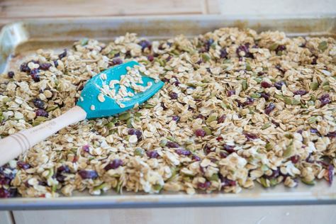 Homemade Granola Pioneer Woman Granola Recipe, Make Granola, How To Make Granola, Homemade Mixes, Granola Recipe, Pioneer Woman Recipes, Recipes Snacks, Granola Recipes, Homemade Granola