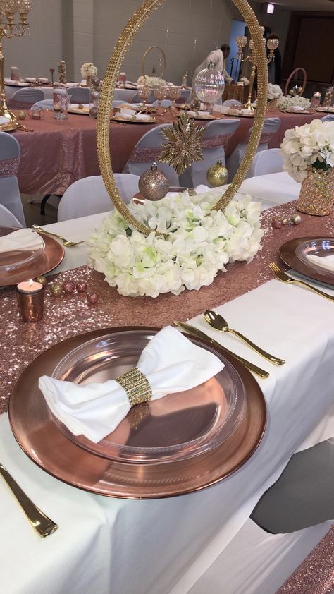 Rose gold holiday table decor. Hoop centerpiece. Rose gold centerpiece Rose Gold And White Table Decor, Rose Gold And Champagne Table Decor, Rose Gold Banquet Decor, Rose Gold Party Centerpiece Ideas, Rose Gold And Pearls Decorations, Rose Gold Party Table Decor, Rose Gold Anniversary Party Ideas, Rose Gold Table Setting Birthday, Rose Gold Centerpiece Ideas