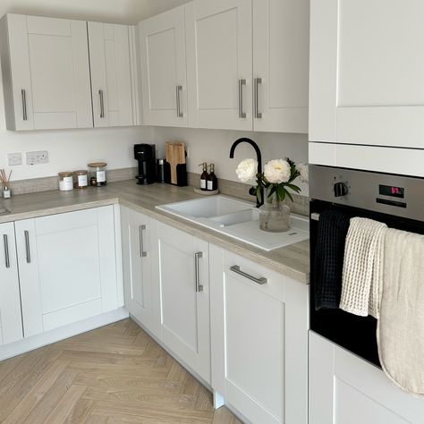 What we chose on options day Vs how it looks 📸 For our kitchen, we chose the Cranbook doors in colour ‘Platinum’ and the Pastel Oak worktops. We also chose the matching splashback in colour Platinum. We decided to keep the standard white sink as we preferred it to the black. We opted for a herringbone style flooring elsewhere 🤍 Eventually i think we’ll change the door handles too 🖤 #homedesign #homeaccount #homeaccountsofinstagram #homestyle #neutralhomedecor #neutralhome #neutralstyle... Kitchen Herringbone Floor, U Shaped Kitchen Interior, Herringbone Kitchen, Oak Worktops, Bungalow Renovation, U Shaped Kitchen, White Sink, Kitchen Worktop, Kitchen Interior