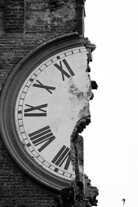 clock tower of Finale Emilia رسم كاريكاتير, Old Clock, Fotografi Editorial, Foto Vintage, Foto Art, Poster Retro, Black And White Aesthetic, Clock Tower, Black White Photos