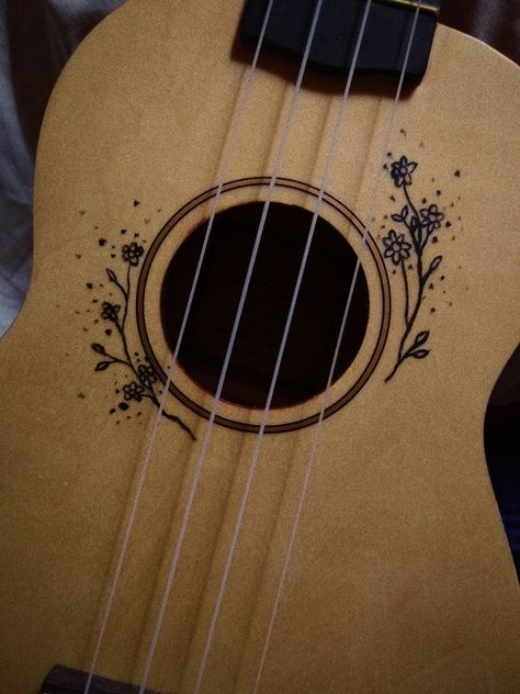 Painted Guitars Ideas Easy, Painted Ukulele Flowers, Ukelele Decoration Ideas, Custom Acoustic Guitar Design, Diy Ukulele Paint Ideas, Ukulele Art Aesthetic, Acoustic Guitar Painting Ideas, Ukulele Painting Ideas Aesthetic, Ukulele Design Painted