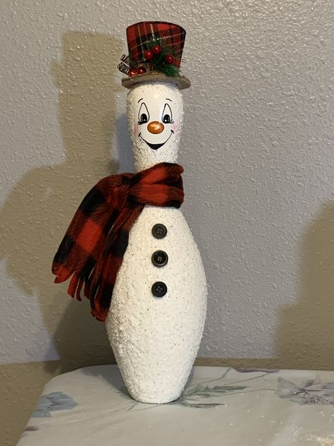 Bowling Pin Snowman, Fishing Bobber Snowman, Baseball Snowman Diy, Painted Bowling Pins Christmas, Christmas Bowling Pins, Snowman Bowling, Snowman Bowling Pin, Pin Painting, Christmas Presents For Parents