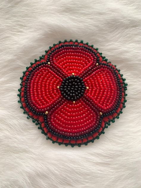 Beaded Poppies Pattern, Beaded Poppies, Metis Beadwork Patterns, Beaded Poppy, Flower Applique Patterns, Native American Beadwork Patterns, Diy Beading, Beaded Things, Beadwork Designs