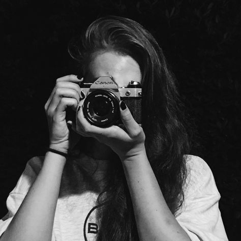 Canon Ae1 Aesthetic, Pose With Camera In Hand, Poses With Camera In Hand, Photographer Aesthetic Girl, Female Photographer Aesthetic, Analog Camera Aesthetic, Selfie With Camera, Girl With Camera, Photoshoot Camera