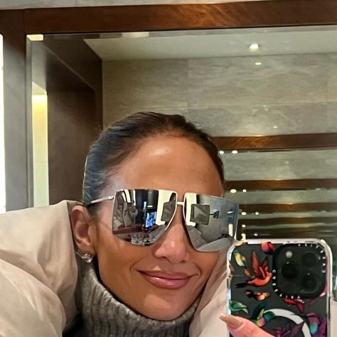 Jennifer Lopez on Instagram: "Konnichiwa 💚♾️" White Short Nails, Gem Nail Designs, Emoji Nails, Oversized Puffer Coat, Brown Nail Polish, Velvet Nails, Oversized Puffer, Spring Nail Designs, Pink Aura