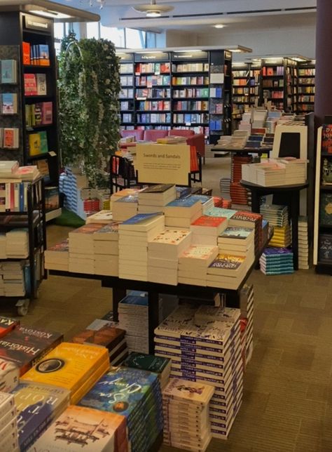 Waterstones London, Waterstones Piccadilly, London Bookstore, Piccadilly London, Sweet 17, London Dreams, London Aesthetic, Summer Books, Book Shop