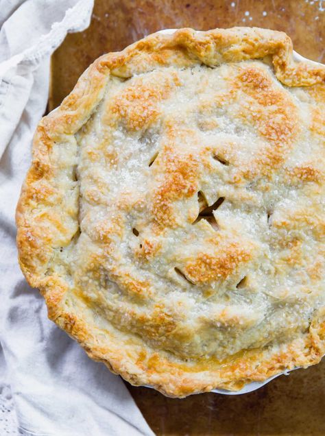 Rustic Apple Pie - Easy Year-Round Appie Pie Recipe Apple Pie Easy, Traditional Apple Pie Recipe, Rustic Apple Pie, Classic Apple Pie Recipe, Maple Whipped Cream, Thanksgiving Tables, Apple Pie Recipe Homemade, Healthy Apple Pie, Traditional Apple Pie