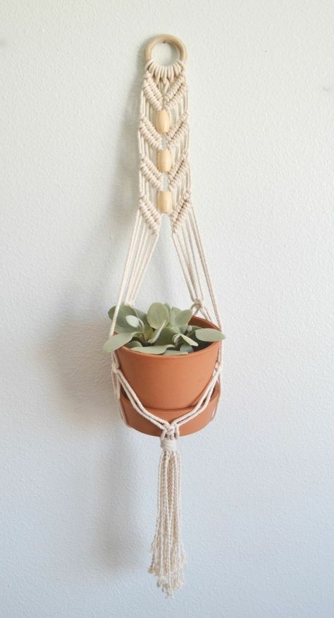 diy suspension macramé anneau en bois Macrame Plant Hanger Ideas, Plant Hanger Ideas, Vintage Macrame Plant Hanger, Hanging Plants Diy, Art Macramé, Macrame Beads, Hanger Ideas, Vintage Macrame, Macrame Colar