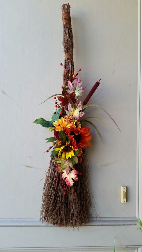 Cinnamon Broom Ideas Fall, Diy Cinnamon Broom, Decorated Witches Broom, Broom Crafts Ideas, Broom Decorations Ideas, Decorated Brooms, Cinnamon Broom Ideas, Cinnamon Broom Decor, Fall Broom