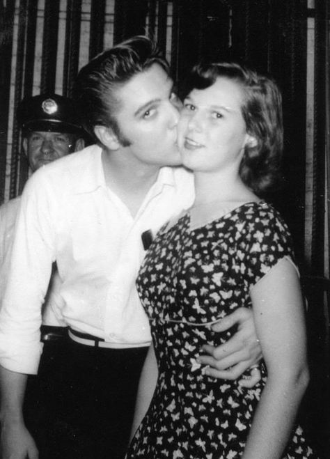 Elvis Presley kissing his fan after a concert in the FloridaTheater in #Jacksonville. (August 1956) Elvis Kissing, Elvis Presley Concerts, Scotty Moore, Suspicious Minds, Young Elvis, Elvis Presley Photos, Lucky Ladies, Austin Butler, George Vi