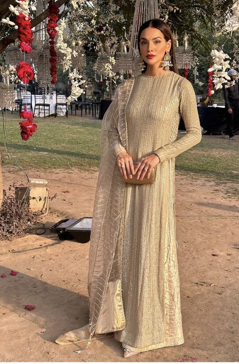 Indian Fusion Wear Wedding, Nikkah Dress For Guest, Mukesh Dress Designs, Stunning Dresses Gowns, Jacket Lehenga, Pakistan Clothes, Long Kurtas, Fancy Shirt, Pakistani Suit