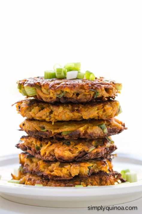 Sweet Potato Quinoa Fritters -- all you need is just 5 ingredients | simplyquinoa.com Shrimp And Sweet Potato, Quinoa Fritters, Vegan Thanksgiving Side Dishes, Potato Fritters Recipe, Sweet Potato Quinoa, Veggie Fritters, Sweet Potato Fritters, Potato Fritters, Fritters Recipe