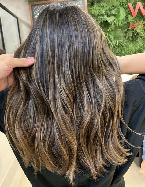 Shoulder Length Hair Chunky Highlights, Partial Bayalage For Dark Brown Hair, Mid Length Hair With Highlights, Mid Length Hair Balayage, Bruslight Hair, Natural Highlights For Dark Brown Hair, Balyage Blonde Mid Length, Healthy Blonde Hair, Brown Hair Trends