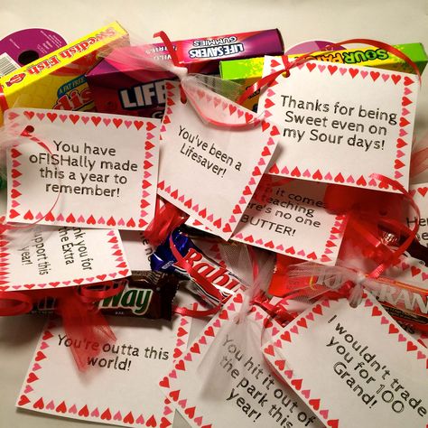 This week’s post is filled with a variety of candy messages to gift to your teaching buddies (or anyone else you feel might be in need of a sweet treat). Notes Of Appreciation, Candy Puns, Candy Messages, Notes For Friends, Candy Notes, Valentines Day Gifts For Him Boyfriends, Candy Grams, Valentines Gift Bags, Valentine Candy