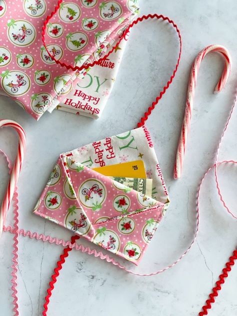 DIY Fabric Gift Card Holder – Riley Blake Designs Fabric Gift Card Holder, Card Holder Diy, Gift Card Holder Diy, Diy Gift Card, Christmas Giveaways, Free Quilting, Mini Quilts, Easy Sewing Projects, Crafty Projects