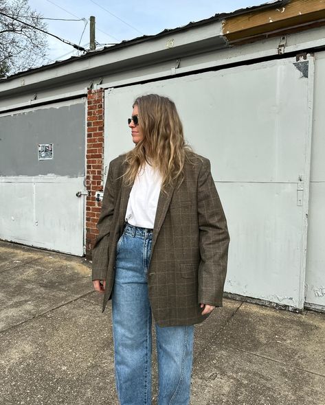 this is your sign to grab that vintage dad blazer you’ve had your eyes on 👀 Spring blazer, how to style a blazer, spring outfits, minimal style, oversized fashion Pin Stripe Blazer Outfit, Vintage Blazer Outfit, Blazer Oversize Outfits, Striped Blazer Outfit, Blazer Casual Outfit, Style A Blazer, Outfits Minimal, Spring Blazer, Oversized Fashion