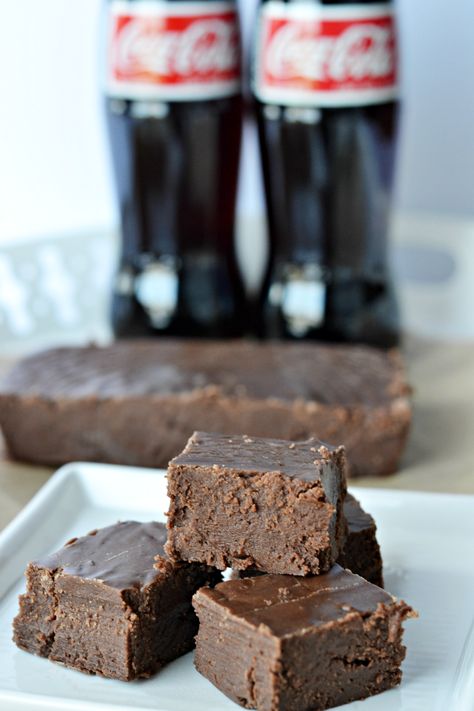 The Life of Jennifer Dawn: Coca-Cola Fudge Recipe Coca Cola Fudge, Coca Cola Recipes, Coke Recipes, Fruit Lemonade, Cola Recipe, Cookie Brownies, Easy Christmas Candy Recipes, Easy Chocolate Fudge, Homemade Fudge Recipes