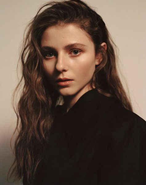 Thomasin Mckenzie, Jewish Girl, Long Brown Hair, Ex Machina, Elle Fanning, Female Images, Woman Face, Celebrities Female, Blue Eyes