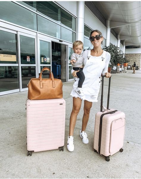 Preppy Mum, Traveling Mom Aesthetic, London Mum Aesthetic, Mommy And Me Travel, Mom Daughter Travel, Mum And Daughter Travelling, Mum Fashion, Future Life, Traveling With Baby