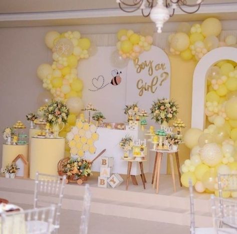 Yellow Gender Reveal Party, Bee Baby Shower Theme Decoration, Yellow Baby Shower Ideas, Yellow Baby Shower Theme, Spring Baby Shower Ideas, Bee Themed Gender Reveal, Bee Themed Birthday Party, Baby Gender Reveal Party Decorations, Honey Bee Baby Shower