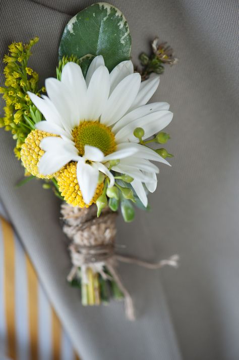 grooms men bout- cute as a button! billy buttons,daisy,pitt,wax flower,wrapped in burlap and rope Yellow Buttonholes Wedding, Daisy Boutonniere Grooms, White Daisy Corsage, Bootinterieur Wedding Sunflower, Bachelor Button Boutonniere, Wedding Daisy, Lace Mason Jars, 2 Daughters, Grooms Men