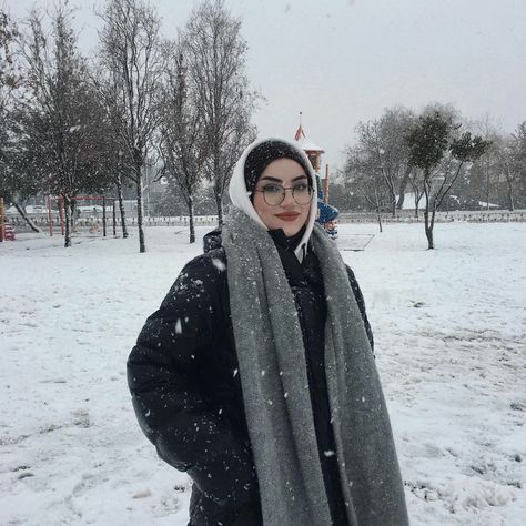 Hijabi Snow Outfits, Scarf With Hoodie, Hijab Fashion Winter, Hoodie Hijab, New Hijab Style, Snow Outfits For Women, Winter Outfits Snow, Stile Hijab, Muslim Style