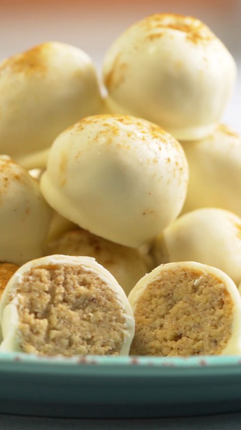 Cinnabon Cake Balls Spice Cake Balls Recipe, Cinnamon Cake Pops, Snickerdoodle Cake Balls, Cinnamon Cake Balls, Cinnamon Roll Cake Balls, Pumpkin Spice Cake Balls Recipe, Cake Balls Recipe, Wedding Cake Balls Recipe, Cinnabon Cake