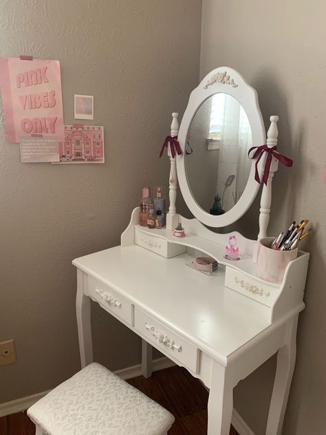 Coquette Side Table, Cocette Room, White Vintage Vanity, Vintage Vanity Aesthetic, Vanity Coquette, Vanity Aesthetic, Vintage Bedroom Furniture, Glam Room, Girly Room