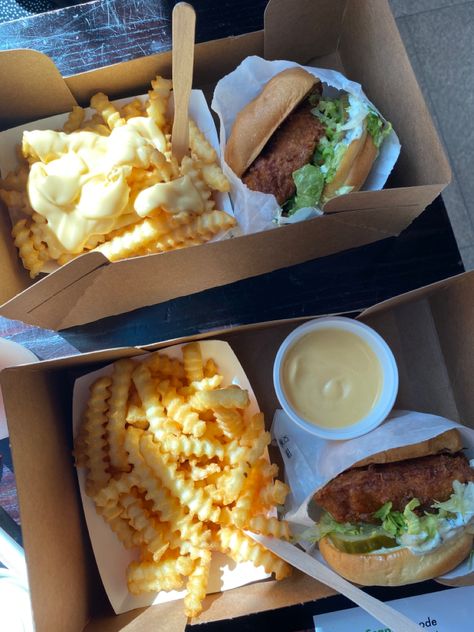 Shake shack burger chicken cheesy fries lunch Shake Shack Burger, Burgers And Shakes, Shake Shack, Burger And Fries, Yummy Comfort Food, Food Goals, Food Obsession, Meat Dishes, Pretty Food