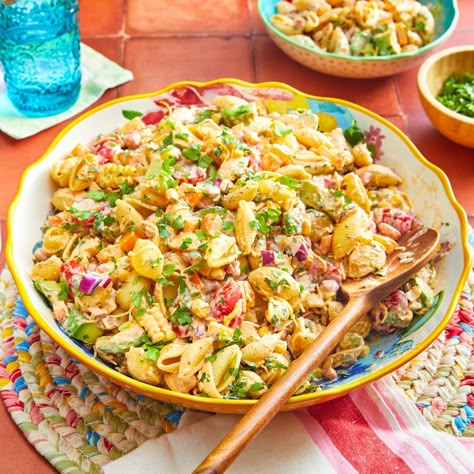 southwestern pasta salad recipe Cold Dinner Ideas, Southwestern Pasta Salad, Summer Sides Recipes, Southwestern Pasta, Southwest Pasta, Orzo Salat, Southwest Pasta Salad, Pasta Fusilli, Pesto Pasta Salad