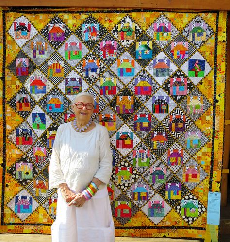 Freddy Moran of Orinda CA in front of her quilt "Houses on Point" (80″ square). 2015 Sisters Outdoor Quilt Show. Photo by First Light Designs. Freddy Moran, Outdoor Quilt, House Quilt Block, House Quilt Patterns, Quilt Modernen, Quilt Show, House Quilts, Contemporary Quilts, Colorful Quilts