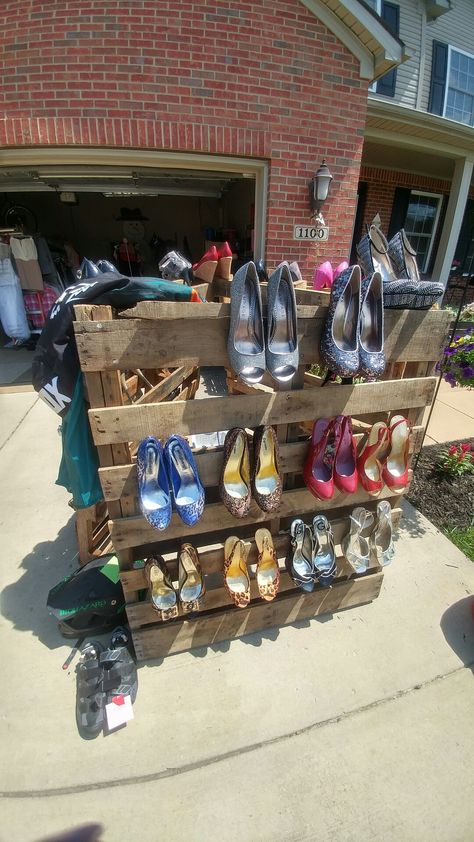 Shoe display for high heels at a yard sale. Garage Sale Ideas Display, Yard Sale Ideas, Garage Sale Clothes, Yard Sale Clothes, Yard Sale Clothes Rack, Yard Sale Display, Yard Sale Hacks, Yard Sale Organization, Garage Sale Organization